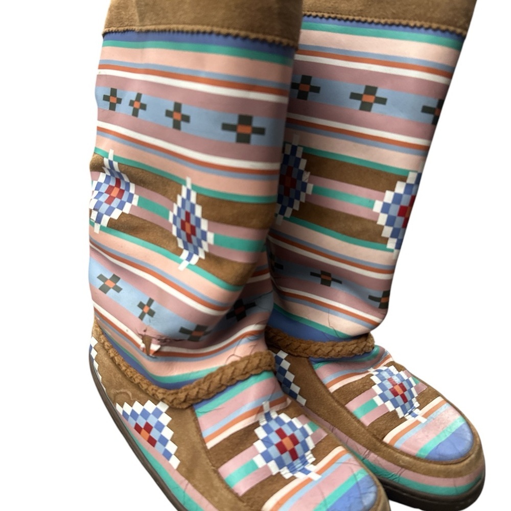 Beautiful rare Manitobah MukLuks designed by indigenous artist